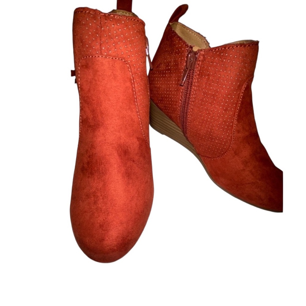 DV8 Bates Faux Suade, Perforated side zip Wedge fall Bootie,Orange Red,Size 7EUC